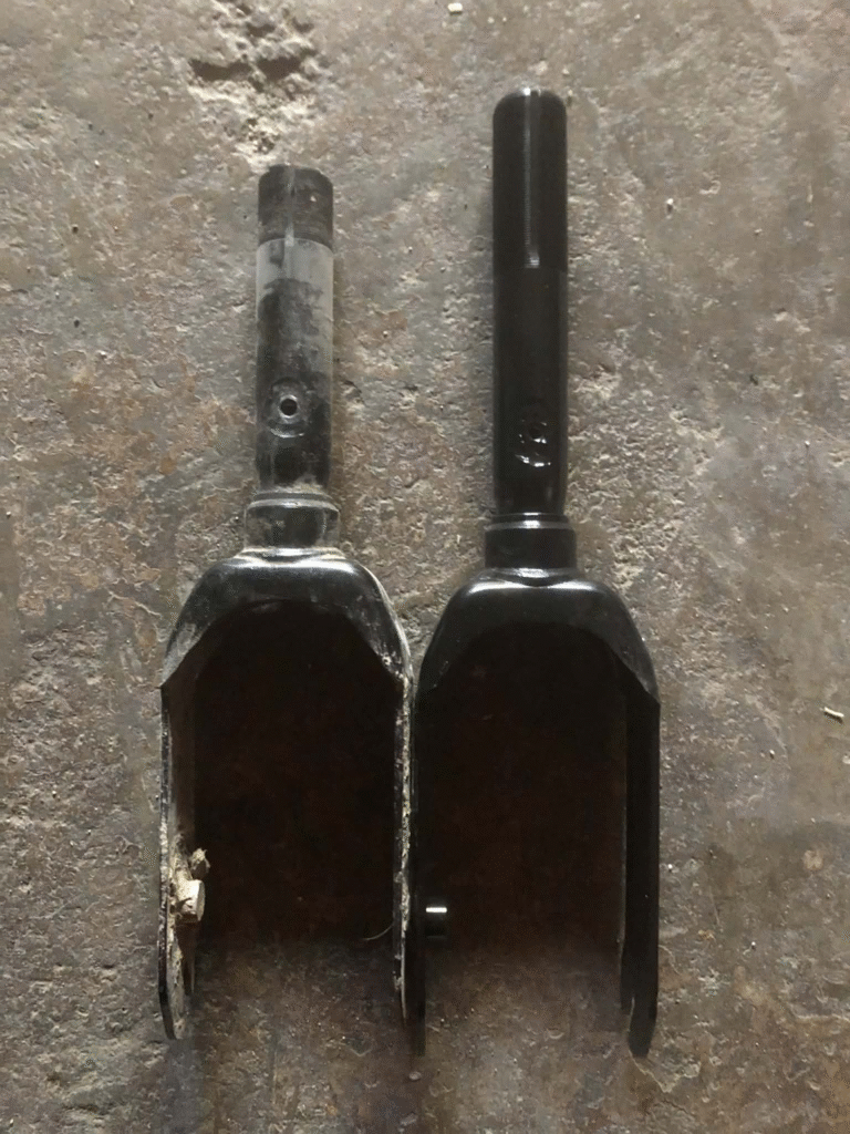 Две предни вилки една до друга